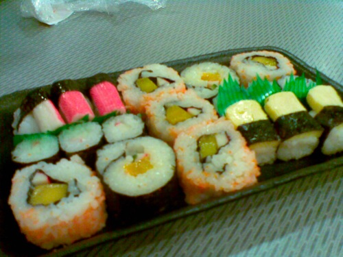 19 pieces of sushi and maki